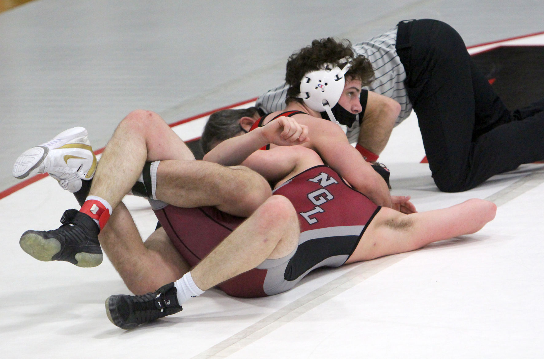 Division 2 prep wrestling regionals at Eau Claire Regis/Altoona 1-30-21